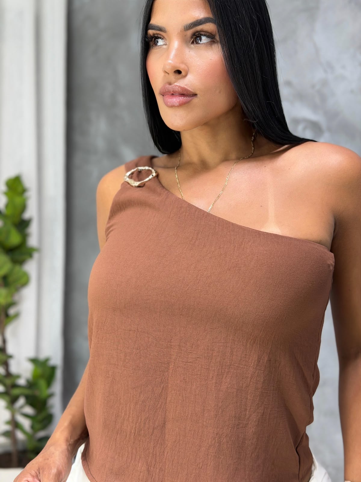 BLUSA CON ASESORIO